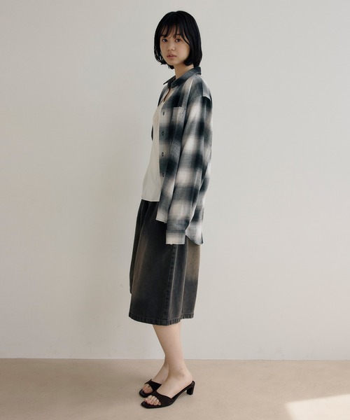 DAWNCE(ダウンス)の「【AKI・三嶋ひな 着用】オンブレチェックシャツ(シャツ/ブラウス・メンズ・レッド/ブラック・M/L)」の9枚目の写真