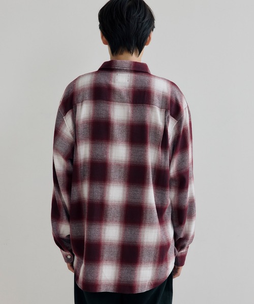 DAWNCE(ダウンス)の「【AKI・三嶋ひな 着用】オンブレチェックシャツ(シャツ/ブラウス・メンズ・レッド/ブラック・M/L)」の15枚目の写真