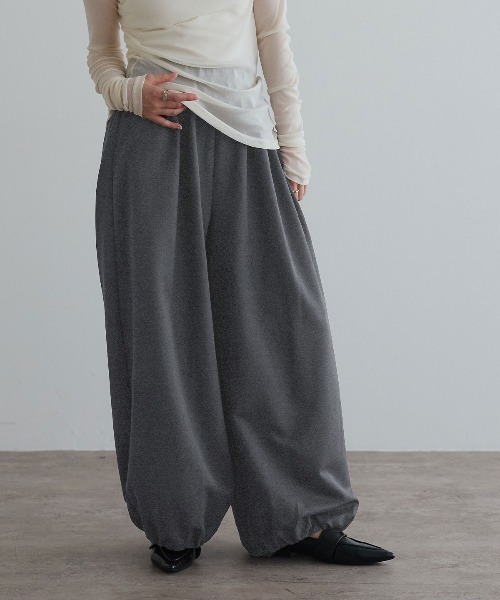 W:Huku(フーク)の「【W:Huku / リンクルフリーツイル】イージーバルーンパンツ / Wrinkle-Free Twill Easy Balloon Pants(スラックス・レディース・ブラック/ブラウン/チャコール・FREE)」の2枚目の写真