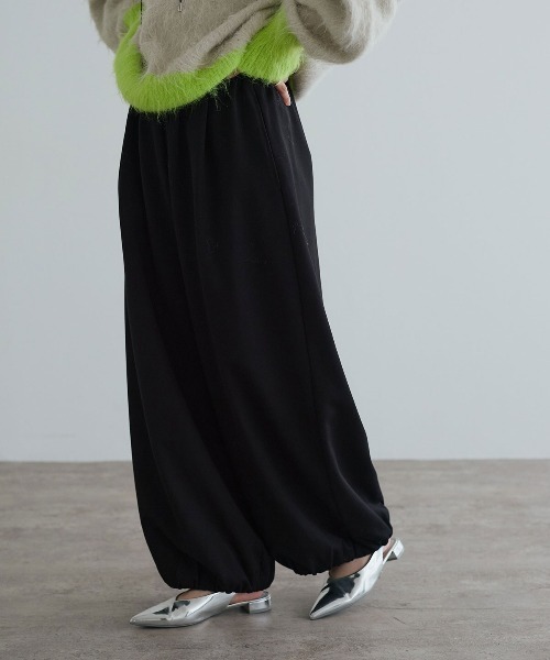 W:Huku(フーク)の「【W:Huku / リンクルフリーツイル】イージーバルーンパンツ / Wrinkle-Free Twill Easy Balloon Pants(スラックス・レディース・ブラック/ブラウン/チャコール・FREE)」の6枚目の写真