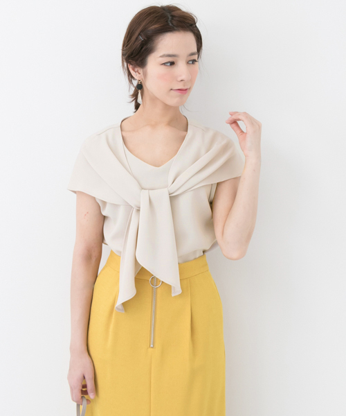 URBAN RESEARCH(アーバンリサーチ)の「UR 前結びドビークロスブラウス(シャツ/ブラウス・レディース・キャメル/ベージュ系その他/ネイビー・FREE)」の2枚目の写真