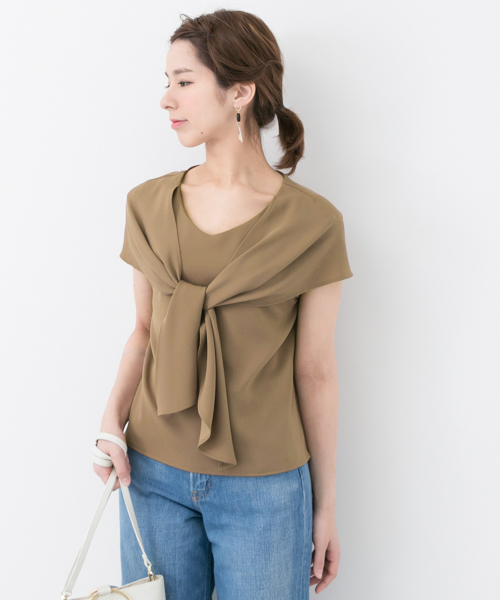 URBAN RESEARCH(アーバンリサーチ)の「UR 前結びドビークロスブラウス(シャツ/ブラウス・レディース・キャメル/ベージュ系その他/ネイビー・FREE)」の1枚目の写真