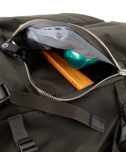 PORTER（ポーター）の「PORTER LIFT RUCKSACK <B印 YOSHIDA SELECT>（バックパック/リュック・メンズ・ブラック/カーキ/ネイビー/その他1・ONE SIZE）」の19枚目の写真