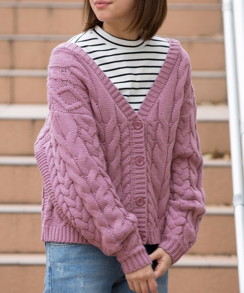 Luz Llena(ラズレナ)の「ケーブル編みボタン付ショートカーデ(カーディガン/ボレロ・レディース・チャコールグレー/ベージュ/パープル/アイボリー・MEDIUM)」の4枚目の写真