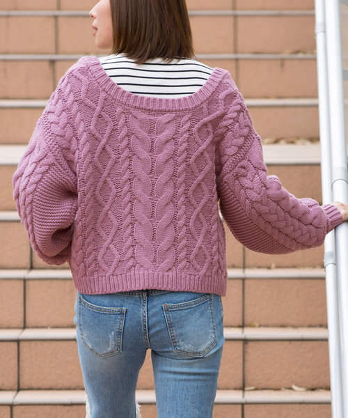 Luz Llena(ラズレナ)の「ケーブル編みボタン付ショートカーデ(カーディガン/ボレロ・レディース・チャコールグレー/ベージュ/パープル/アイボリー・MEDIUM)」の5枚目の写真