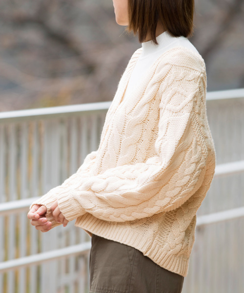 Luz Llena(ラズレナ)の「ケーブル編みボタン付ショートカーデ(カーディガン/ボレロ・レディース・チャコールグレー/ベージュ/パープル/アイボリー・MEDIUM)」の17枚目の写真