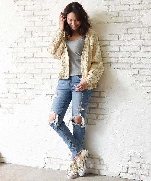 Luz Llena(ラズレナ)の「ケーブル編みボタン付ショートカーデ(カーディガン/ボレロ・レディース・チャコールグレー/ベージュ/パープル/アイボリー・MEDIUM)」の18枚目の写真