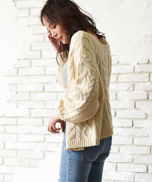 Luz Llena(ラズレナ)の「ケーブル編みボタン付ショートカーデ(カーディガン/ボレロ・レディース・チャコールグレー/ベージュ/パープル/アイボリー・MEDIUM)」の19枚目の写真