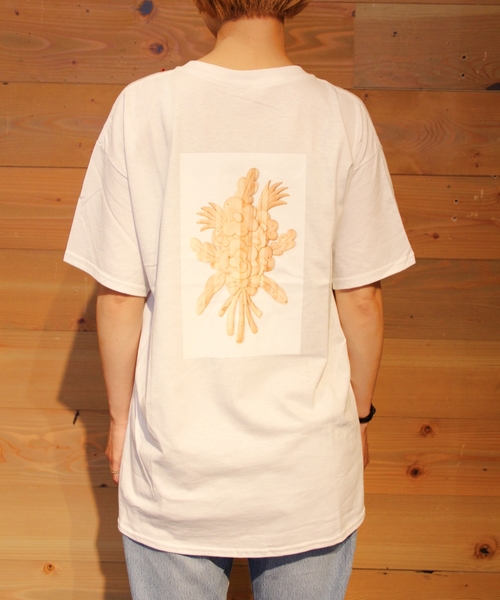 ACME FURNITURE（アクメファニチャー）の「ユニセックス 【Hikaru Narita】NH FLOWER TEE（Tシャツ/カットソー・レディース・ホワイト・SMALL/MEDIUM/LARGE/X-LARGE）」の4枚目の写真