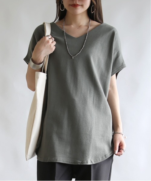 and it_(アンドイット)の「BeコルテVネックドルマンカットソー(半袖)(Tシャツ/カットソー・レディース・チャコール/ライトカーキ/ライトブラウン/アイボリー/ブラック/ブルーグリーン/ライトグレー/ベージュ/パープル/レッド/ブルー/グリーン/ホワイト系1/ホワイト系2/ブラウン系1/ブラウン系2/ターコイズブルー系2/レッド系1/レッド系2/ブラック系2/カーキ系2/グリーン系1/ブルー系2/パープル系2/ブルー系1/ベージュ系2/グリーン系2/パープル系1/グレー系2/ライトグレー系1/ライトグレー系2/グレー系1/ベージュ系1/カーキ系1/ブラック系1・FREE)」の20枚目の写真