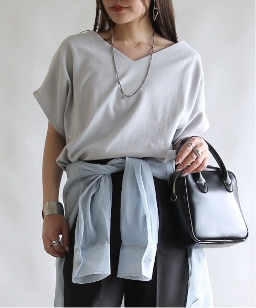 and it_(アンドイット)の「BeコルテVネックドルマンカットソー(半袖)(Tシャツ/カットソー・レディース・チャコール/ライトカーキ/ライトブラウン/アイボリー/ブラック/ブルーグリーン/ライトグレー/ベージュ/パープル/レッド/ブルー/グリーン/ホワイト系1/ホワイト系2/ブラウン系1/ブラウン系2/ターコイズブルー系2/レッド系1/レッド系2/ブラック系2/カーキ系2/グリーン系1/ブルー系2/パープル系2/ブルー系1/ベージュ系2/グリーン系2/パープル系1/グレー系2/ライトグレー系1/ライトグレー系2/グレー系1/ベージュ系1/カーキ系1/ブラック系1・FREE)」の8枚目の写真