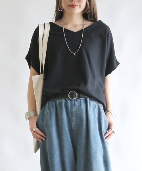 and it_(アンドイット)の「BeコルテVネックドルマンカットソー(半袖)(Tシャツ/カットソー・レディース・チャコール/ライトカーキ/ライトブラウン/アイボリー/ブラック/ブルーグリーン/ライトグレー/ベージュ/パープル/レッド/ブルー/グリーン/ホワイト系1/ホワイト系2/ブラウン系1/ブラウン系2/ターコイズブルー系2/レッド系1/レッド系2/ブラック系2/カーキ系2/グリーン系1/ブルー系2/パープル系2/ブルー系1/ベージュ系2/グリーン系2/パープル系1/グレー系2/ライトグレー系1/ライトグレー系2/グレー系1/ベージュ系1/カーキ系1/ブラック系1・FREE)」の5枚目の写真