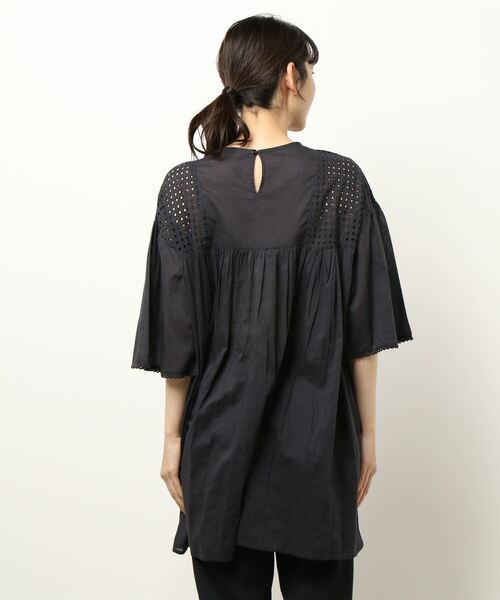 PICCIN（ピッチン）の「カットワークレース切り替えチュニック（シャツ/ブラウス・レディース・チャコールグレー/グリーン/オフホワイト・M）」の5枚目の写真