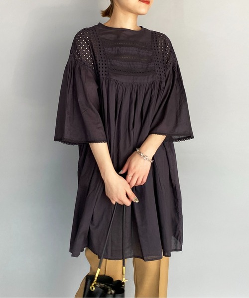 PICCIN（ピッチン）の「カットワークレース切り替えチュニック（シャツ/ブラウス・レディース・チャコールグレー/グリーン/オフホワイト・M）」の2枚目の写真