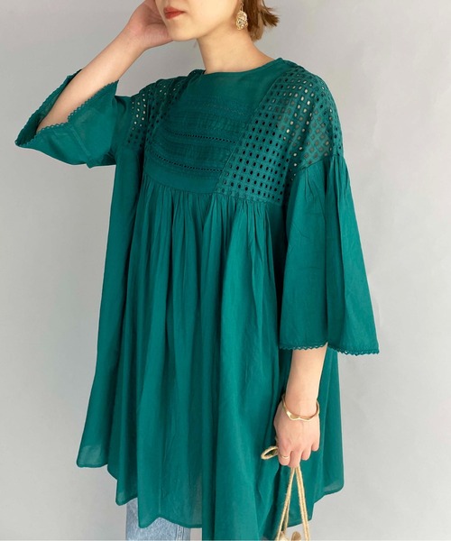 PICCIN（ピッチン）の「カットワークレース切り替えチュニック（シャツ/ブラウス・レディース・チャコールグレー/グリーン/オフホワイト・M）」の3枚目の写真