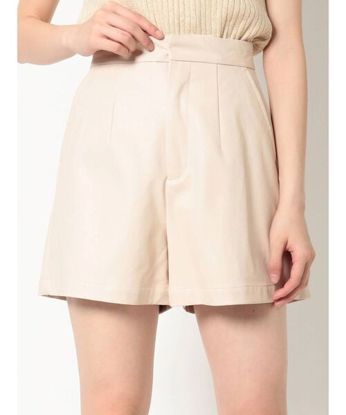 EVRIS（エヴリス）の「レザーライクタックショートパンツ（その他パンツ・レディース・アイボリー/グリーン/ブラック・SMALL/MEDIUM）」の2枚目の写真
