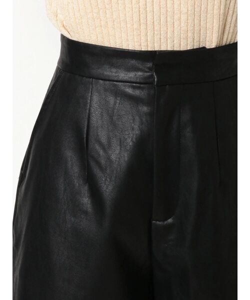 EVRIS（エヴリス）の「レザーライクタックショートパンツ（その他パンツ・レディース・アイボリー/グリーン/ブラック・SMALL/MEDIUM）」の21枚目の写真