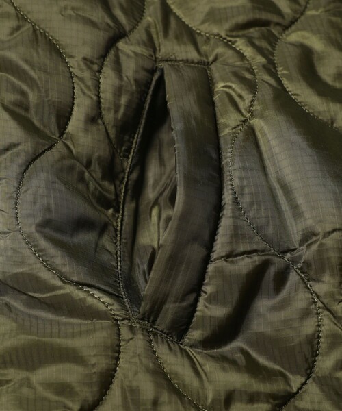 FREAK'S STORE(フリークスストア)の「WEB限定 リラックスフィット スタンドカラー キルティングベスト/瓢箪キルト(ダウンベスト・メンズ・オリーブ/ブラック・MEDIUM/LARGE/SMALL)」の6枚目の写真
