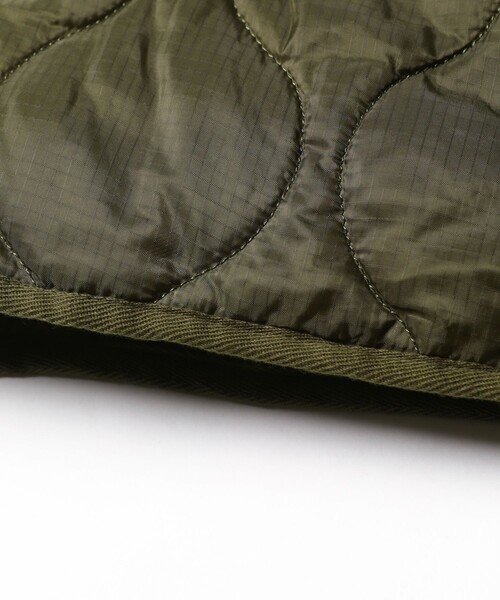 FREAK'S STORE(フリークスストア)の「WEB限定 リラックスフィット スタンドカラー キルティングベスト/瓢箪キルト(ダウンベスト・メンズ・オリーブ/ブラック・MEDIUM/LARGE/SMALL)」の7枚目の写真