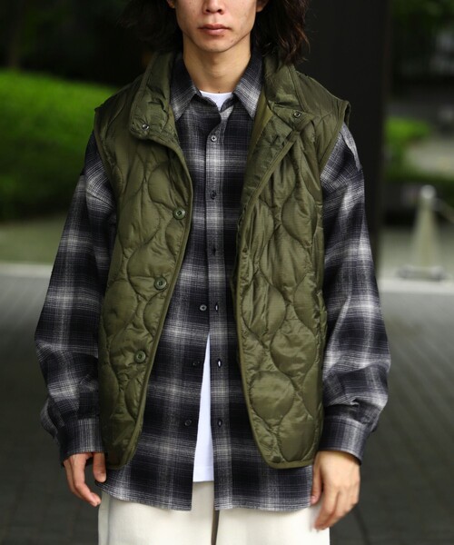 FREAK'S STORE(フリークスストア)の「WEB限定 リラックスフィット スタンドカラー キルティングベスト/瓢箪キルト(ダウンベスト・メンズ・オリーブ/ブラック・MEDIUM/LARGE/SMALL)」の11枚目の写真