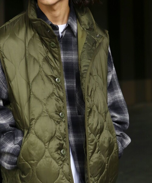 FREAK'S STORE(フリークスストア)の「WEB限定 リラックスフィット スタンドカラー キルティングベスト/瓢箪キルト(ダウンベスト・メンズ・オリーブ/ブラック・MEDIUM/LARGE/SMALL)」の12枚目の写真