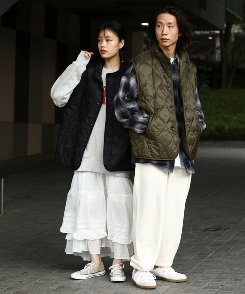 FREAK'S STORE(フリークスストア)の「WEB限定 リラックスフィット スタンドカラー キルティングベスト/瓢箪キルト(ダウンベスト・メンズ・オリーブ/ブラック・MEDIUM/LARGE/SMALL)」の9枚目の写真