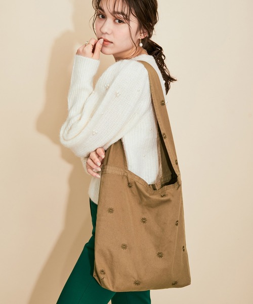 MADEMOISELLE ROPE'(マドモアゼル ロペ)の「フラワー刺繍デニムトートバッグ(トートバッグ・レディース・ブラック/ブラウン系その他2/ブラック系その他/ブラウン系その他3・FREE)」の3枚目の写真