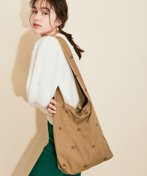 MADEMOISELLE ROPE'(マドモアゼル ロペ)の「フラワー刺繍デニムトートバッグ(トートバッグ・レディース・ブラック/ブラウン系その他2/ブラック系その他/ブラウン系その他3・FREE)」の5枚目の写真