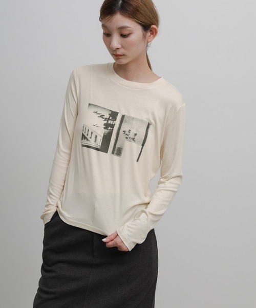 select MOCA(セレクトモカ)の「グラフィックプリントロングTシャツ(Tシャツ/カットソー・レディース・ホワイト/ブルー/ライトベージュ・FREE)」の1枚目の写真