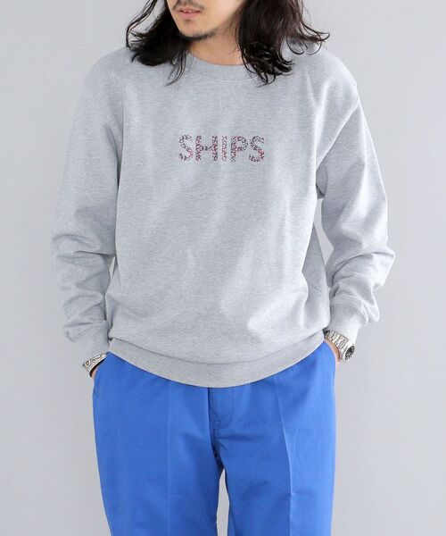 SHIPS（シップス）の「*SHIPS: LIBERTY プリント SHIPS ロゴ ユニセックス クルーネック スウェット （トレーナー）（スウェット・メンズ・ブラック/ベージュ/ネイビー/グレー・SMALL/MEDIUM/LARGE/X-LARGE）」の2枚目の写真
