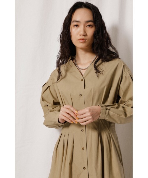 crie conforto(クリーコンフォルト)の「きざみ衿ウエストタックワンピース(ワンピース・レディース・ブラック/ベージュ/オレンジ・SMALL/MEDIUM/LARGE)」の5枚目の写真