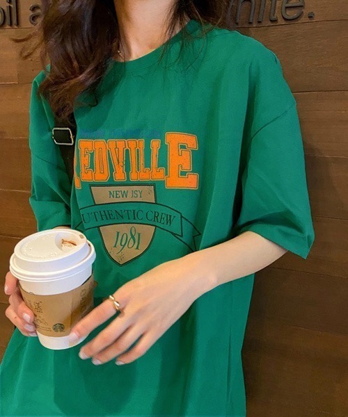 BASQUE magenta（バスクマゼンタ）の「REDVILLE LOGO CREW NECK T-SHIRTS /ビッグシルエット カレッジロゴ 半袖Tシャツ（Tシャツ/カットソー・レディース・ホワイト/グリーン/ブラック・FREE）」の3枚目の写真
