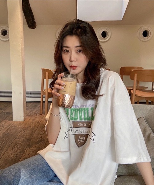 BASQUE magenta（バスクマゼンタ）の「REDVILLE LOGO CREW NECK T-SHIRTS /ビッグシルエット カレッジロゴ 半袖Tシャツ（Tシャツ/カットソー・レディース・ホワイト/グリーン/ブラック・FREE）」の4枚目の写真