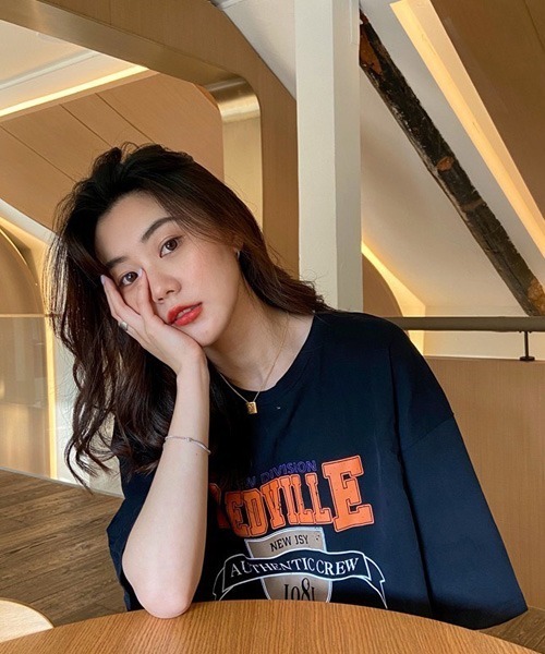 BASQUE magenta（バスクマゼンタ）の「REDVILLE LOGO CREW NECK T-SHIRTS /ビッグシルエット カレッジロゴ 半袖Tシャツ（Tシャツ/カットソー・レディース・ホワイト/グリーン/ブラック・FREE）」の13枚目の写真