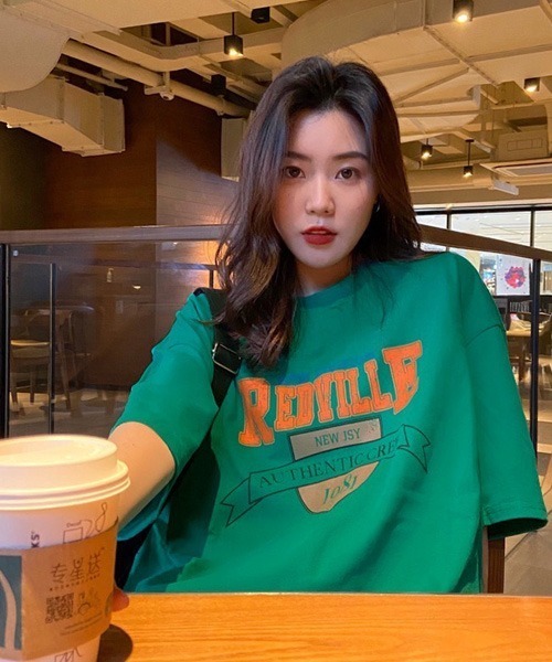 BASQUE magenta（バスクマゼンタ）の「REDVILLE LOGO CREW NECK T-SHIRTS /ビッグシルエット カレッジロゴ 半袖Tシャツ（Tシャツ/カットソー・レディース・ホワイト/グリーン/ブラック・FREE）」の18枚目の写真