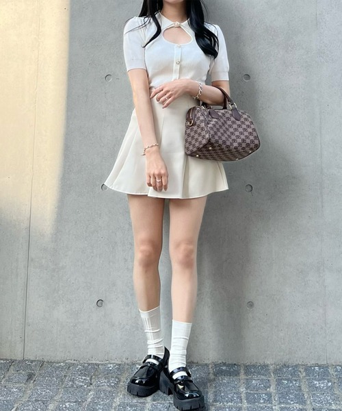 titty＆Co. PETIT by poyo（ティティーアンドコープティバイポヨ）の「【titty&Co.PETIT by POYO】デコルテオープンニットトップス（ニット/セーター・レディース・ホワイト/ブラック・FREE）」の3枚目の写真