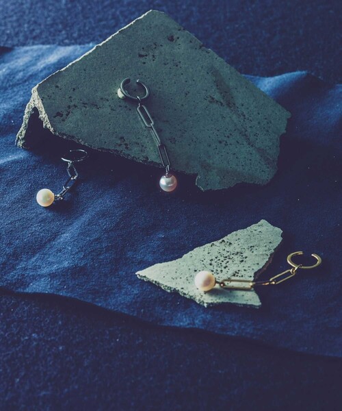 and cloud（アンドクラウド）の「Pearl 2way Chain Earring / Single（イヤリング・レディース・ブラック/シルバー/イエローゴールド・FREE）」の2枚目の写真