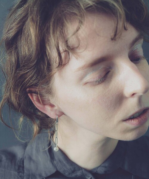 and cloud（アンドクラウド）の「Pearl 2way Chain Earring / Single（イヤリング・レディース・ブラック/シルバー/イエローゴールド・FREE）」の6枚目の写真