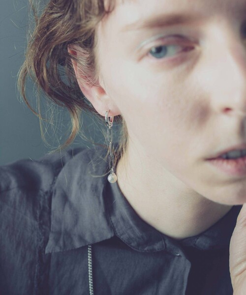 and cloud（アンドクラウド）の「Pearl 2way Chain Earring / Single（イヤリング・レディース・ブラック/シルバー/イエローゴールド・FREE）」の7枚目の写真