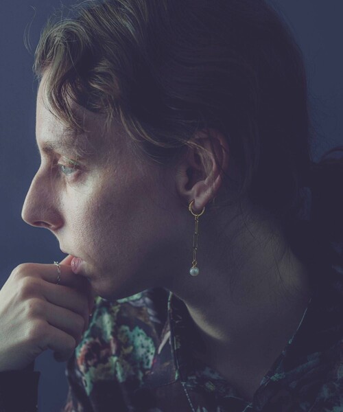 and cloud（アンドクラウド）の「Pearl 2way Chain Earring / Single（イヤリング・レディース・ブラック/シルバー/イエローゴールド・FREE）」の9枚目の写真