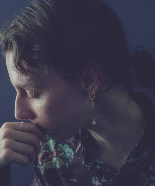 and cloud（アンドクラウド）の「Pearl 2way Chain Earring / Single（イヤリング・レディース・ブラック/シルバー/イエローゴールド・FREE）」の10枚目の写真