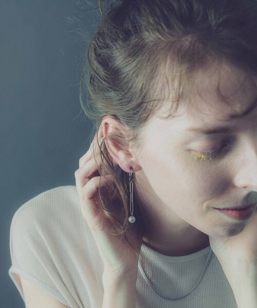 and cloud（アンドクラウド）の「Pearl 2way Chain Earring / Single（イヤリング・レディース・ブラック/シルバー/イエローゴールド・FREE）」の12枚目の写真