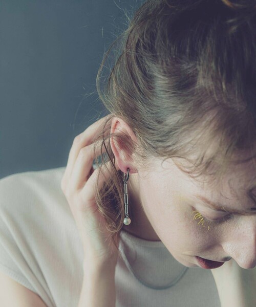 and cloud（アンドクラウド）の「Pearl 2way Chain Earring / Single（イヤリング・レディース・ブラック/シルバー/イエローゴールド・FREE）」の13枚目の写真