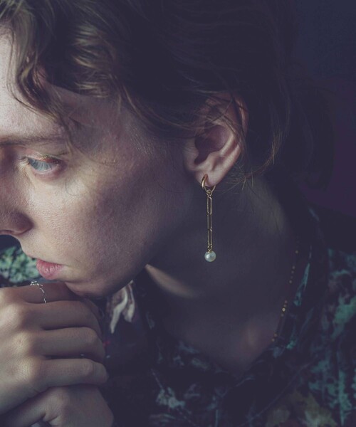 and cloud（アンドクラウド）の「Pearl 2way Chain Earring / Single（イヤリング・レディース・ブラック/シルバー/イエローゴールド・FREE）」の3枚目の写真