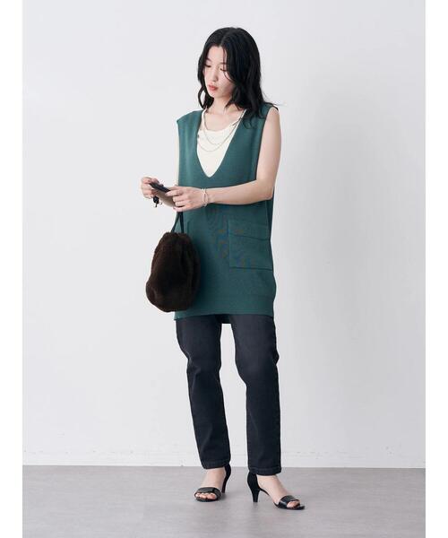 earth music&ecology（アースミュージックアンドエコロジー）の「深Vネックロングニットベスト（ベスト・レディース・オフホワイト/ダークネイビー/ダークグリーン・FREE）」の16枚目の写真