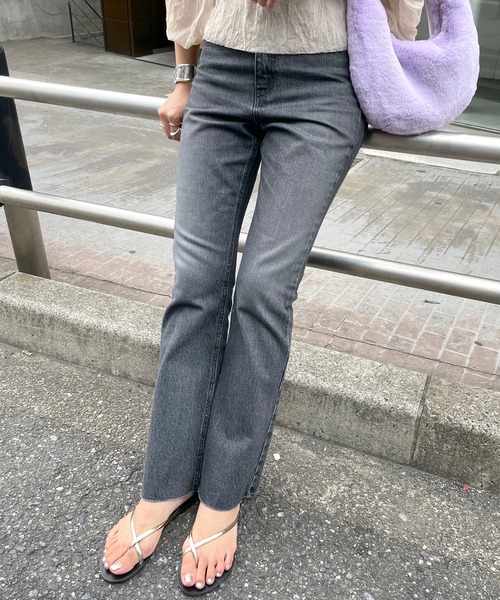 SHENERY（シーナリー）の「カットオフフレアデニムパンツ(Black)（デニムパンツ・レディース・ブラック・38/36）」の18枚目の写真