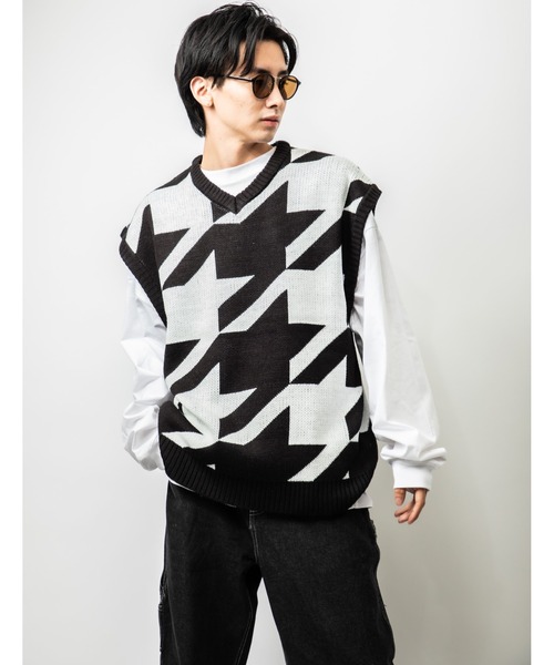 Beno（ビーノ）の「Wジャガード 大柄アソート オーバーシルエット ニットベスト（ベスト・メンズ・ブラック/ブルー/グリーン/マスタード/ホワイト×ブラック/グレイッシュベージュ・M/L）」の2枚目の写真