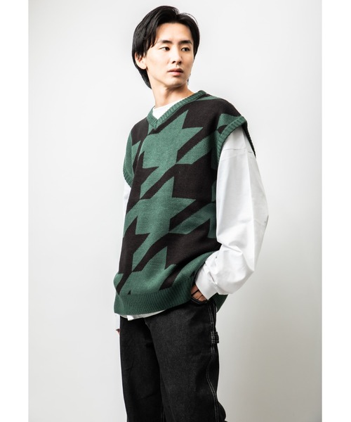 Beno（ビーノ）の「Wジャガード 大柄アソート オーバーシルエット ニットベスト（ベスト・メンズ・ブラック/ブルー/グリーン/マスタード/ホワイト×ブラック/グレイッシュベージュ・M/L）」の4枚目の写真