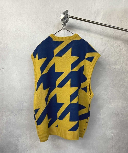 Beno（ビーノ）の「Wジャガード 大柄アソート オーバーシルエット ニットベスト（ベスト・メンズ・ブラック/ブルー/グリーン/マスタード/ホワイト×ブラック/グレイッシュベージュ・M/L）」の7枚目の写真