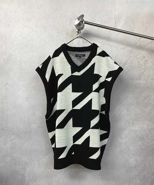 Beno（ビーノ）の「Wジャガード 大柄アソート オーバーシルエット ニットベスト（ベスト・メンズ・ブラック/ブルー/グリーン/マスタード/ホワイト×ブラック/グレイッシュベージュ・M/L）」の12枚目の写真
